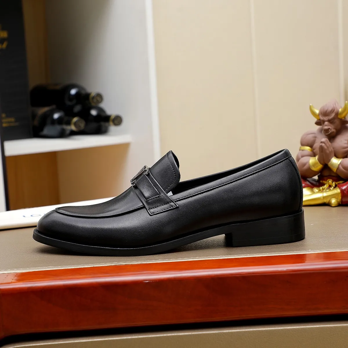 Men's Men's Shoes 💰420 💰[Louis Vuitton] LV high-end business formal leather shoes! ! Luxurious and elegant style, equal emphasis on practicality and style, professional focus on details and quality, counter original 1⃣️: 1⃣️ super accurate reproduction👍🏻! Material: The upper is made of imported original soft 🐂cowhide ➕imported first-layer sheepskin lining. Original anti-slip and wear-resistant outsole! Code number: 39--45, (38.46 custom-made) Large quantities in stock!